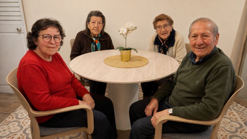 Un día cualquiera en el centro de día Nuestras Raíces: personas mayores compartiendo en la mesa